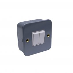 AM304 - 2 Gang 2 Way Plate Switch 10AX 250V